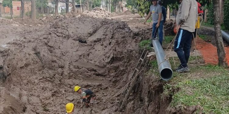 QUITILIPI: SAMEEP RECAMBIA UN COLECTOR CLOACAL CLAVE PARA MEJORAR EL SERVICIO EN EL CENTRO DE LA CIUDAD