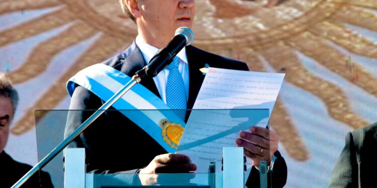 PROMESA DE LEALTAD A LA BANDERA: «LA PATRIA NOS PERTENECE A TODOS Y ENTRE TODOS, TENEMOS QUE CUIDARLA», DESTACÓ ZDERO