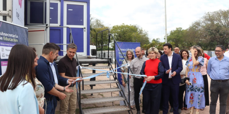 EDUCACIÓN INAUGURÓ EL AULA TALLER MÓVIL “SABERES DIGITALES” EN LA BIENAL 2026