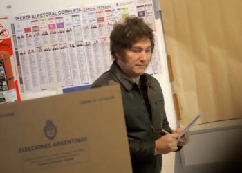 Alerta para la Casa Rosada: una encuesta revela que Javier Milei mantiene su núcleo duro pero pierde en todos los escena