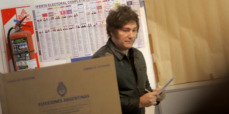 Alerta para la Casa Rosada: una encuesta revela que Javier Milei mantiene su núcleo duro pero pierde en todos los escena