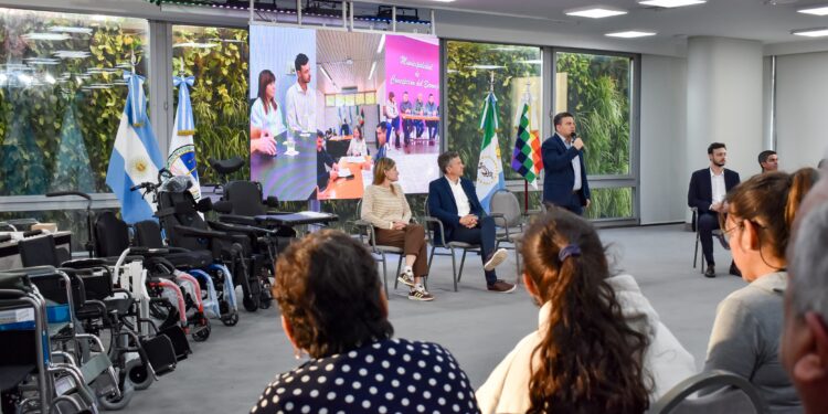 El Gobierno busca agilizar prestaciones del INSSSEP tras entregar insumos clave a afiliados en Casa de Gobierno