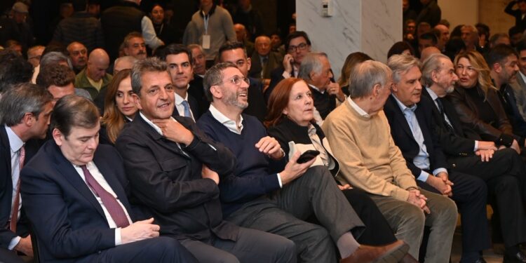 El peronismo acelera su reorganización: entre la aproximación a Córdoba, la gira de Kicillof y los cenáculos de Massa