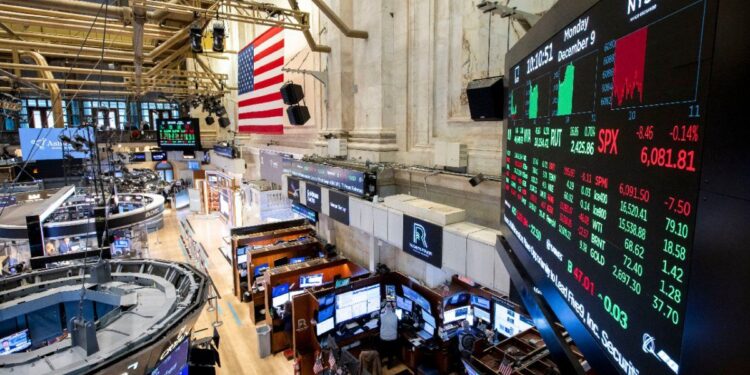 El petróleo escala sin freno hacia los u$s100 y Wall Street opera con volatilidad ante señales de enfriamiento laboral