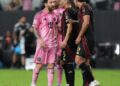 En su primer partido tras el adiós a la Selección, Messi rozó el gol olímpico, asistió a Casemiro y terminó a los cruces