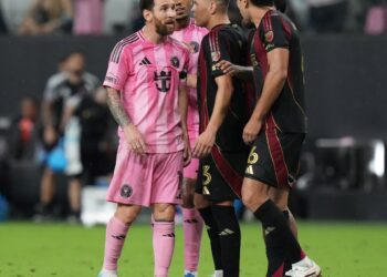 En su primer partido tras el adiós a la Selección, Messi rozó el gol olímpico, asistió a Casemiro y terminó a los cruces