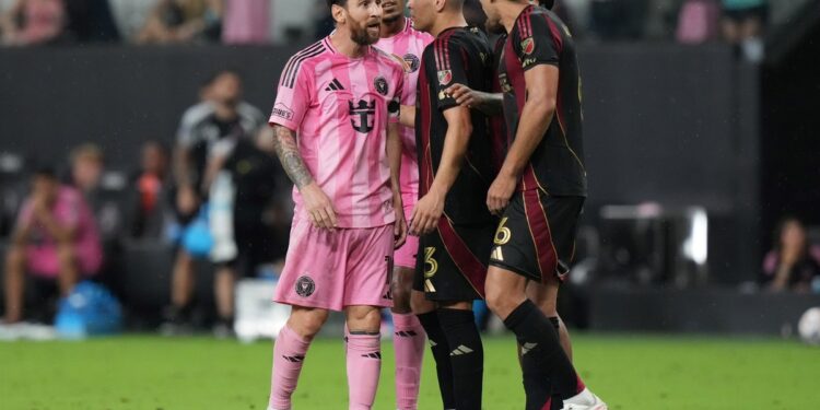 En su primer partido tras el adiós a la Selección, Messi rozó el gol olímpico, asistió a Casemiro y terminó a los cruces