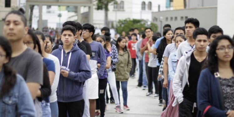 Facultades legislativas en Perú: el Gobierno busca decretar medidas ante un desempleo juvenil que roza el 11%