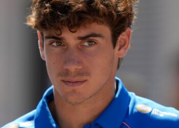 Franco Colapinto brilló en el inicio de Monza con las mejoras de Alpine, pero un mazazo en el escritorio sacudió al equi