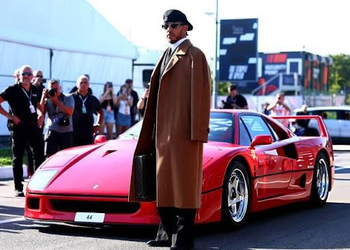 Lewis Hamilton revolucionó Monza al llegar al paddock a bordo de una emblemática Ferrari F40