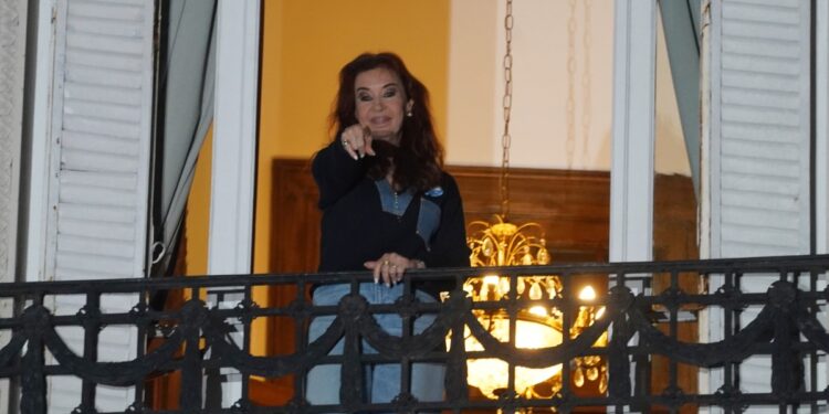 La encuesta de cabecera que leyó Cristina Kirchner: empate técnico para 2027 y alerta por el salario