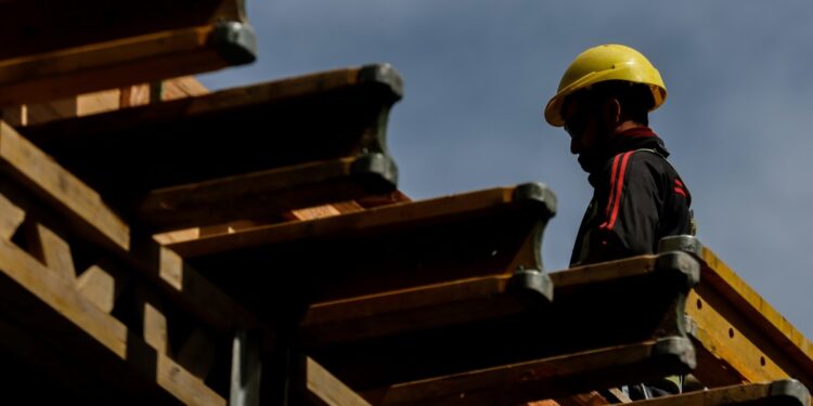 La recesión no da tregua: la industria y la construcción profundizaron su caída con un duro tropiezo en julio