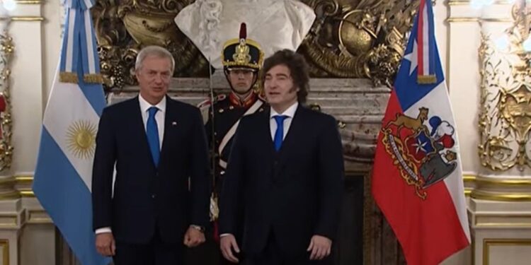 Milei llegó a Chile en una visita relámpago cruzada por la tensión en el Estrecho de Magallanes y la expectativa por Mal