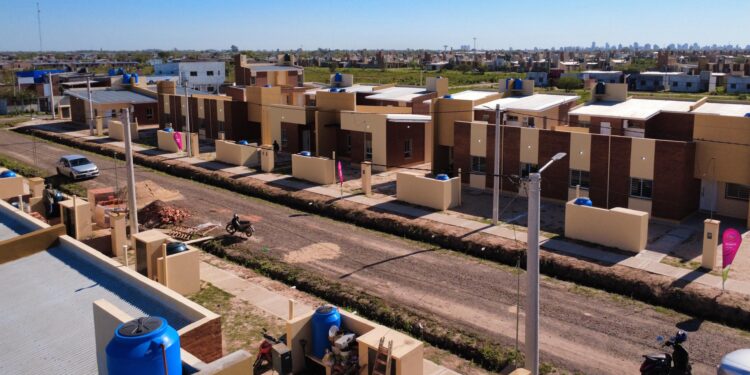 Operativo de regularización habitacional en Castelli: el IPDUV avanza sobre el barrio Plan 216