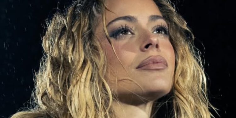 Tini Stoessel volvió a los escenarios en México con mensajes velados y cambios en su show en medio del conflicto familia