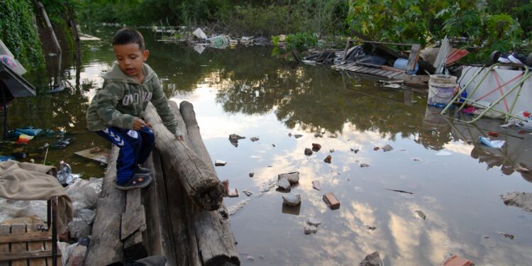 Corrientes bajo el agua: la crecida del Paraná golpea a la capital y ya hay más de 750 evacuados en toda la provincia
