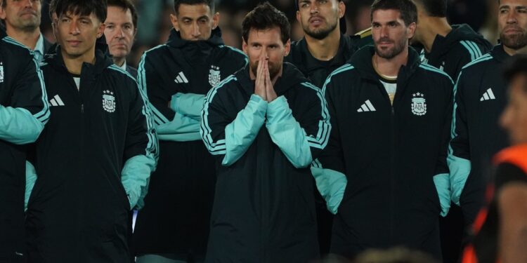El adiós de Lionel Messi abre una nueva era en la Selección con un recambio récord de juveniles
