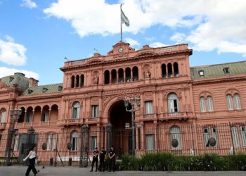 El Gobierno lanzó un nuevo plan de retiro voluntario para estatales con pagos de hasta 20 sueldos