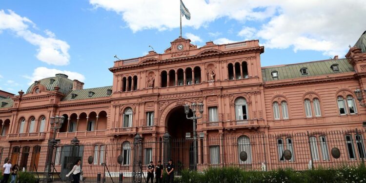 El Gobierno lanzó un nuevo plan de retiro voluntario para estatales con pagos de hasta 20 sueldos