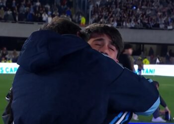 El llanto de Thiago en los brazos de Lionel Messi marcó el cierre de una era en el Monumental