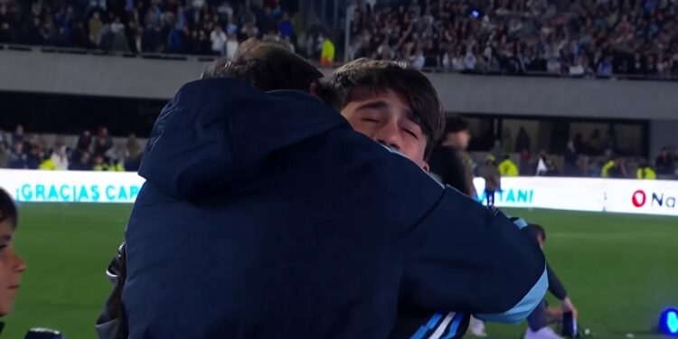 El llanto de Thiago en los brazos de Lionel Messi marcó el cierre de una era en el Monumental