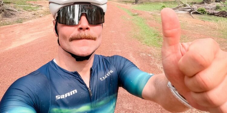 La increíble travesía de Valtteri Bottas: pedalear más de 400 kilómetros para llegar al Gran Premio de Singapur