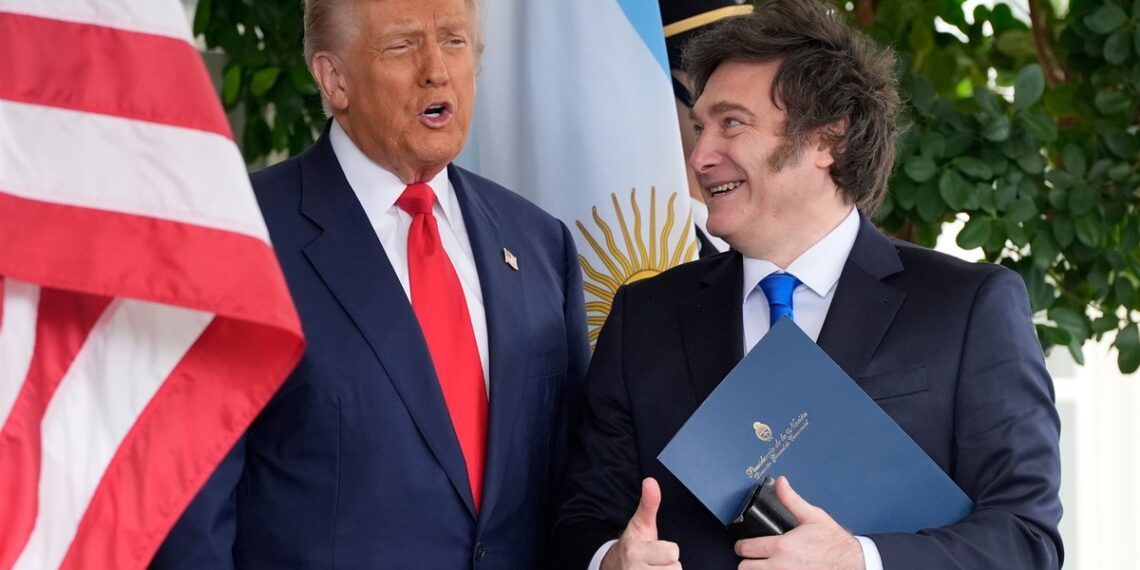 Milei recibe en Washington el premio a la "libre empresa" en medio de su fuerte jugada electoral por Trump