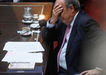 Una encuesta nacional midió a 19 dirigentes y dejó a Javier Milei en el octavo puesto: solo aprobó un exministro