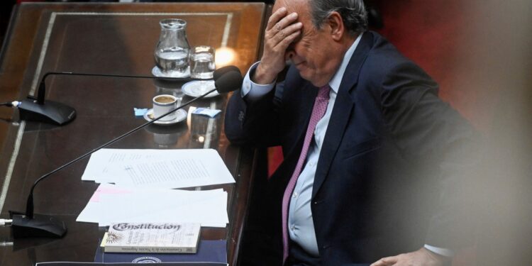 Una encuesta nacional midió a 19 dirigentes y dejó a Javier Milei en el octavo puesto: solo aprobó un exministro